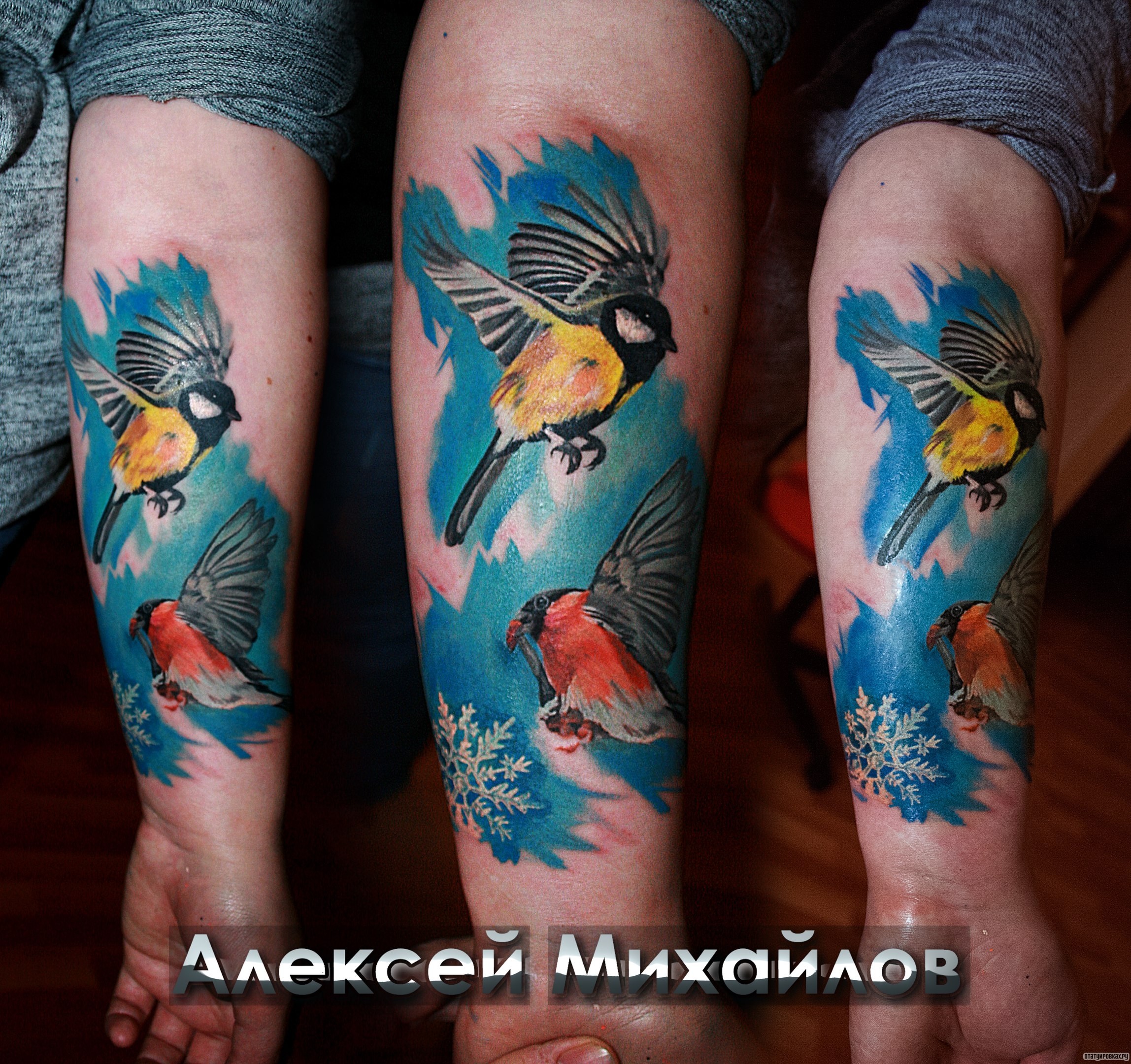 Фотография татуировки под названием «Синички в полете со снежинкой»