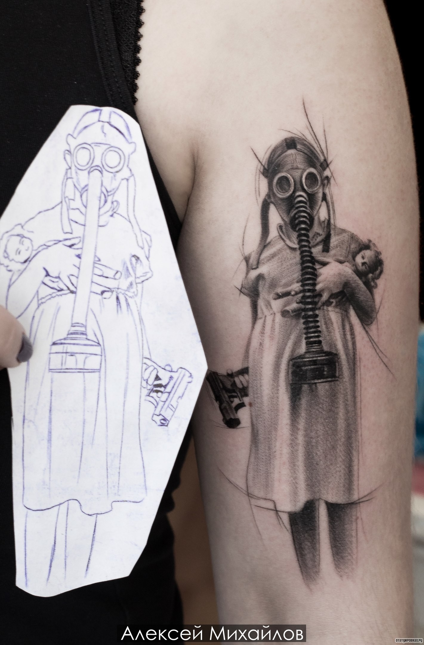 Фотография татуировки под названием «Девочка в противогазе с пистолетом»