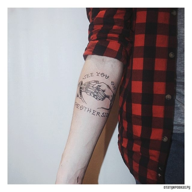 Фотография татуировки под названием «Рукопожатие и надпись»