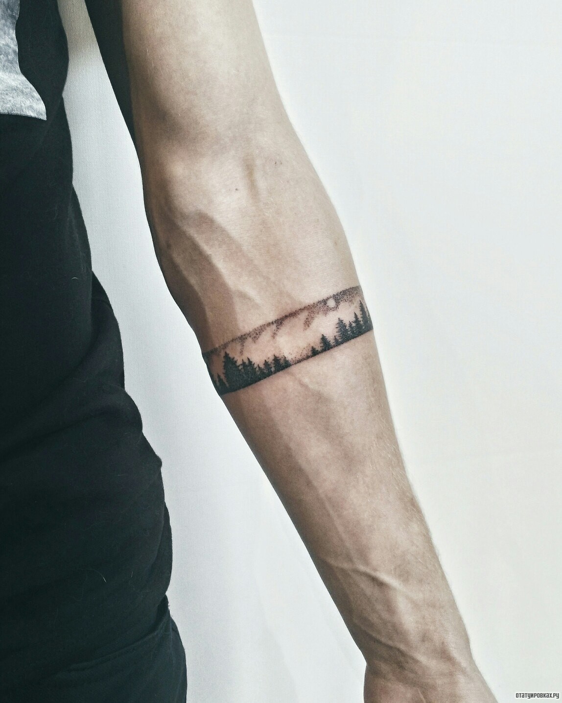 Фотография татуировки под названием «Браслет из елок»