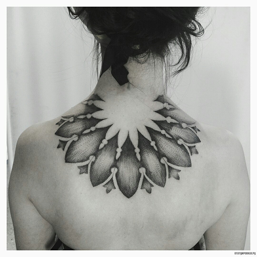 Фотография татуировки под названием «Узор вокруг шеи»