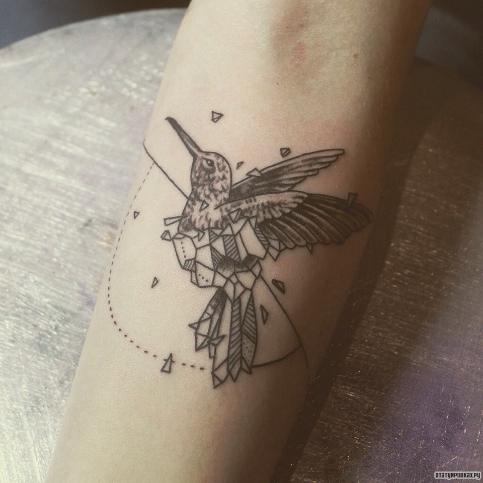 Фотография татуировки под названием «Колибри лайнворк»