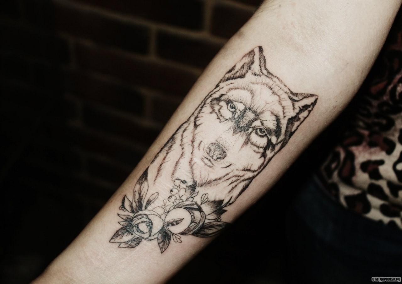 Фотография татуировки под названием «Волк и пионы»