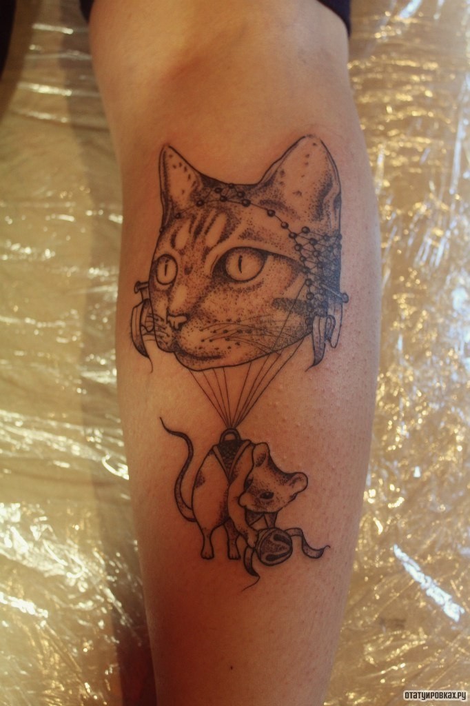 Фотография татуировки под названием «Кот и мышь»