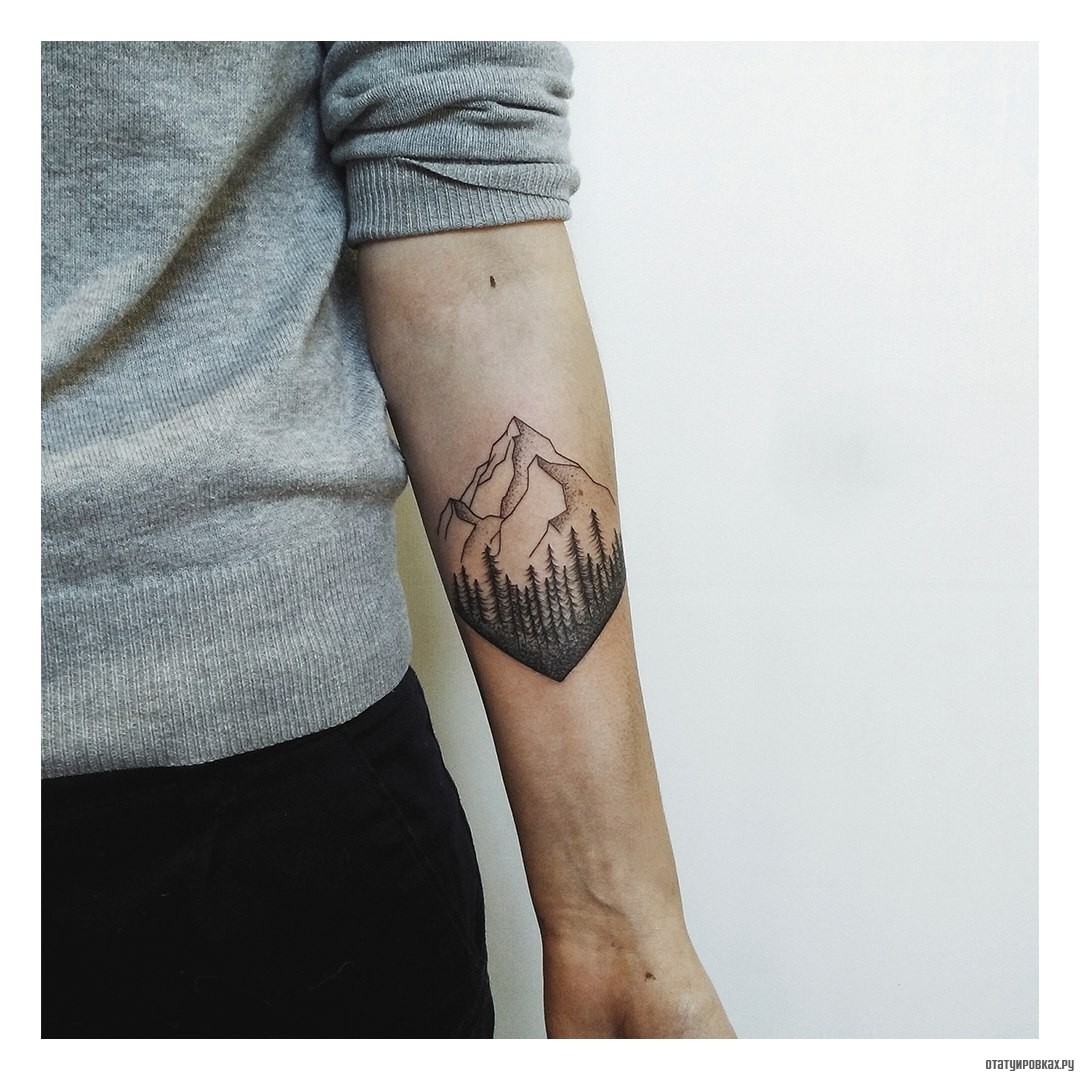 Фотография татуировки под названием «Горы и елки»