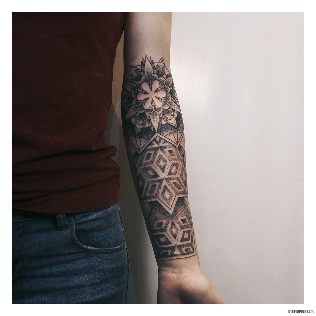 Фотография татуировки под названием «Узоры долворк с мандалой»