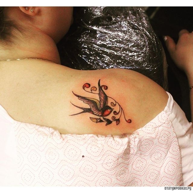 Фотография татуировки под названием «Ласточка и веточка»