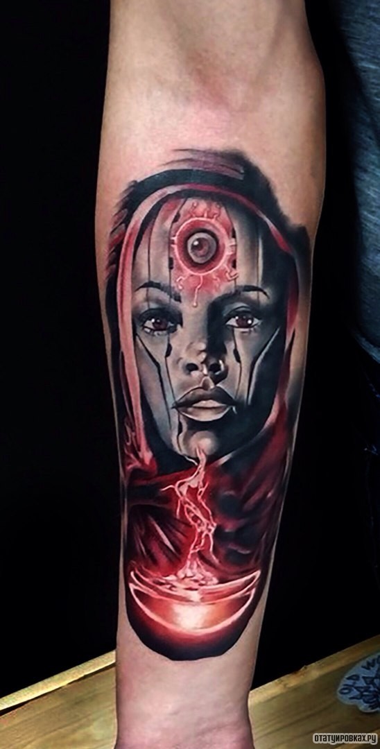 Фотография татуировки под названием «Лицо девушки с молнией»