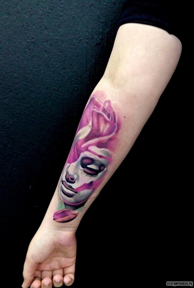 Фотография татуировки под названием «Лицо девушки, лотос»