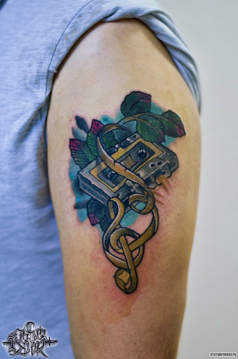 Фотография татуировки под названием «Кассета от магнитофона с пленкой»