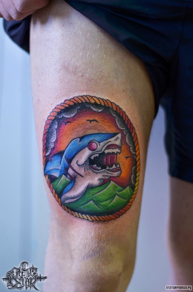 Фотография татуировки под названием «Акула в круге»
