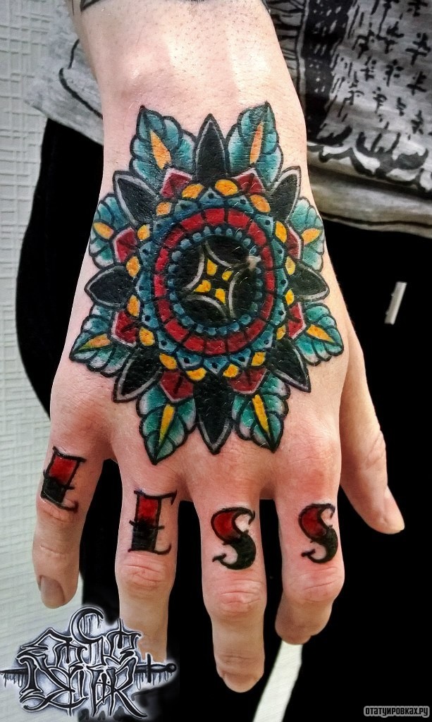 Фотография татуировки под названием «Цветная мандала»