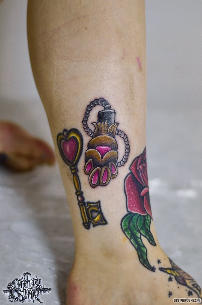 Фотография татуировки под названием «Ключ и роза»