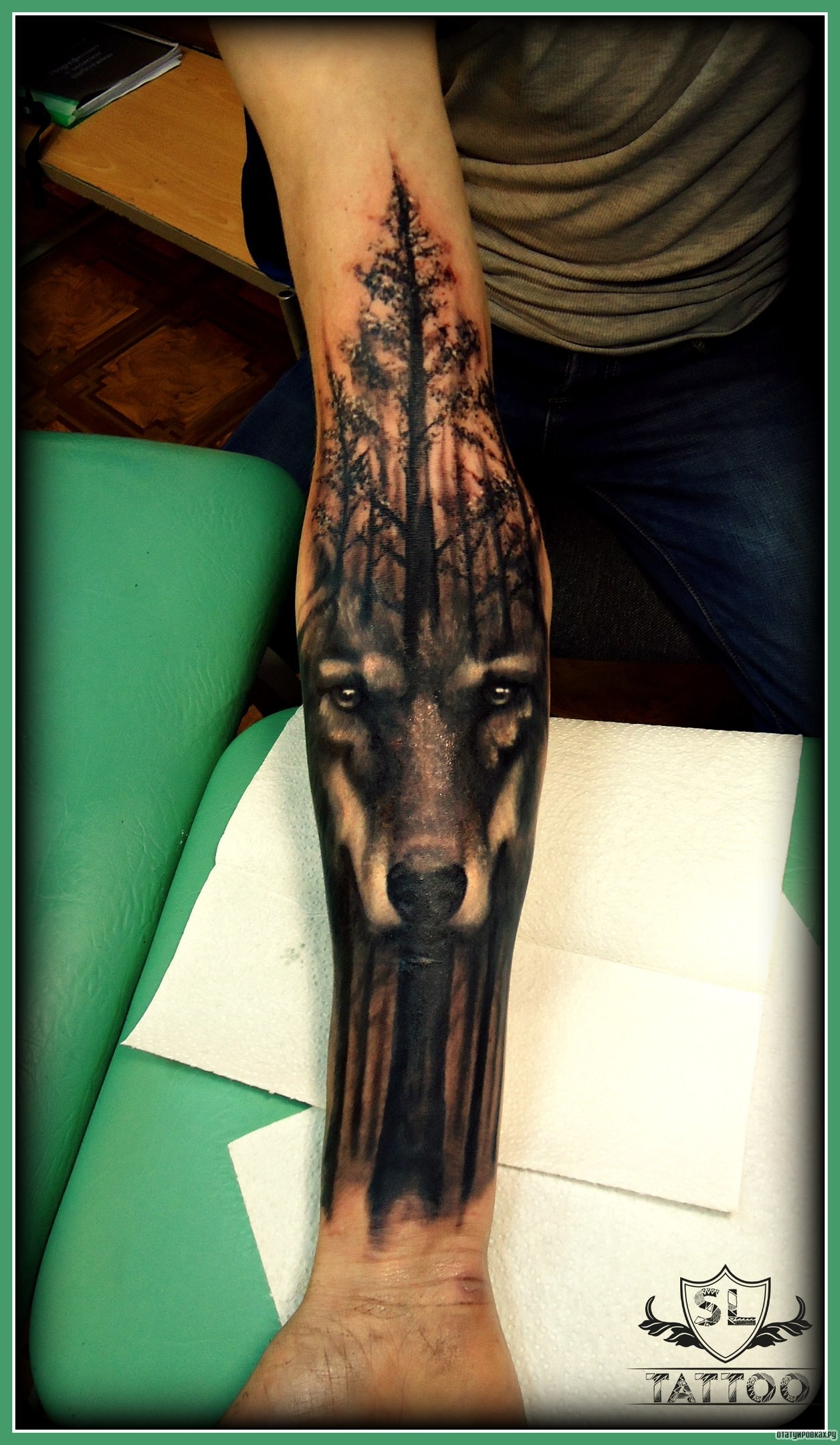 Фотография татуировки под названием «Волк с деревьями»