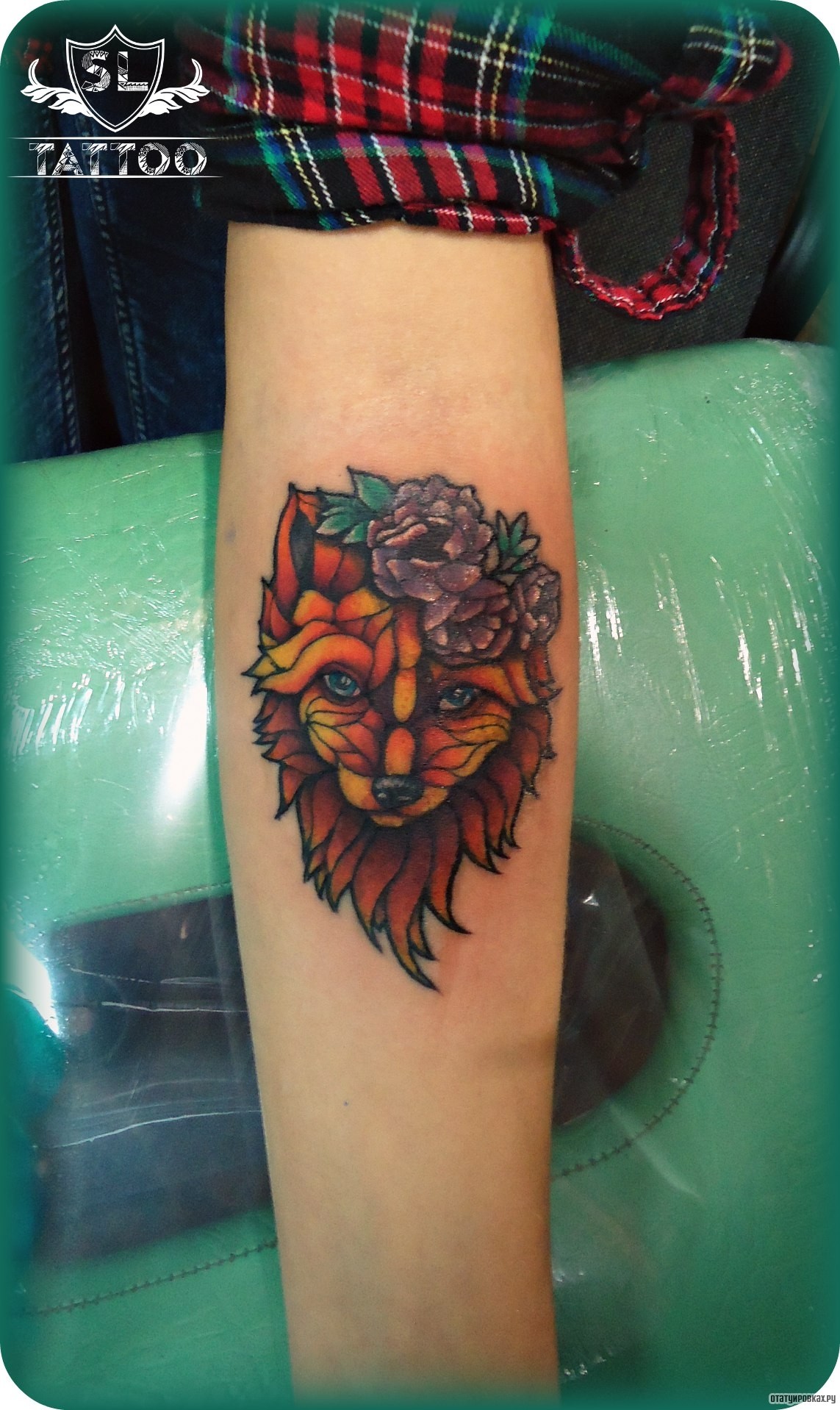 Фотография татуировки под названием «Лиса и цветы»