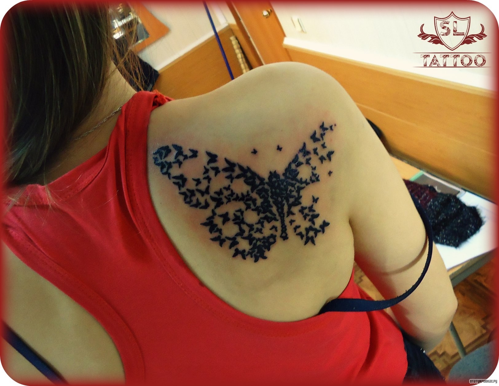 Фотография татуировки под названием «Бабочка из птиц»