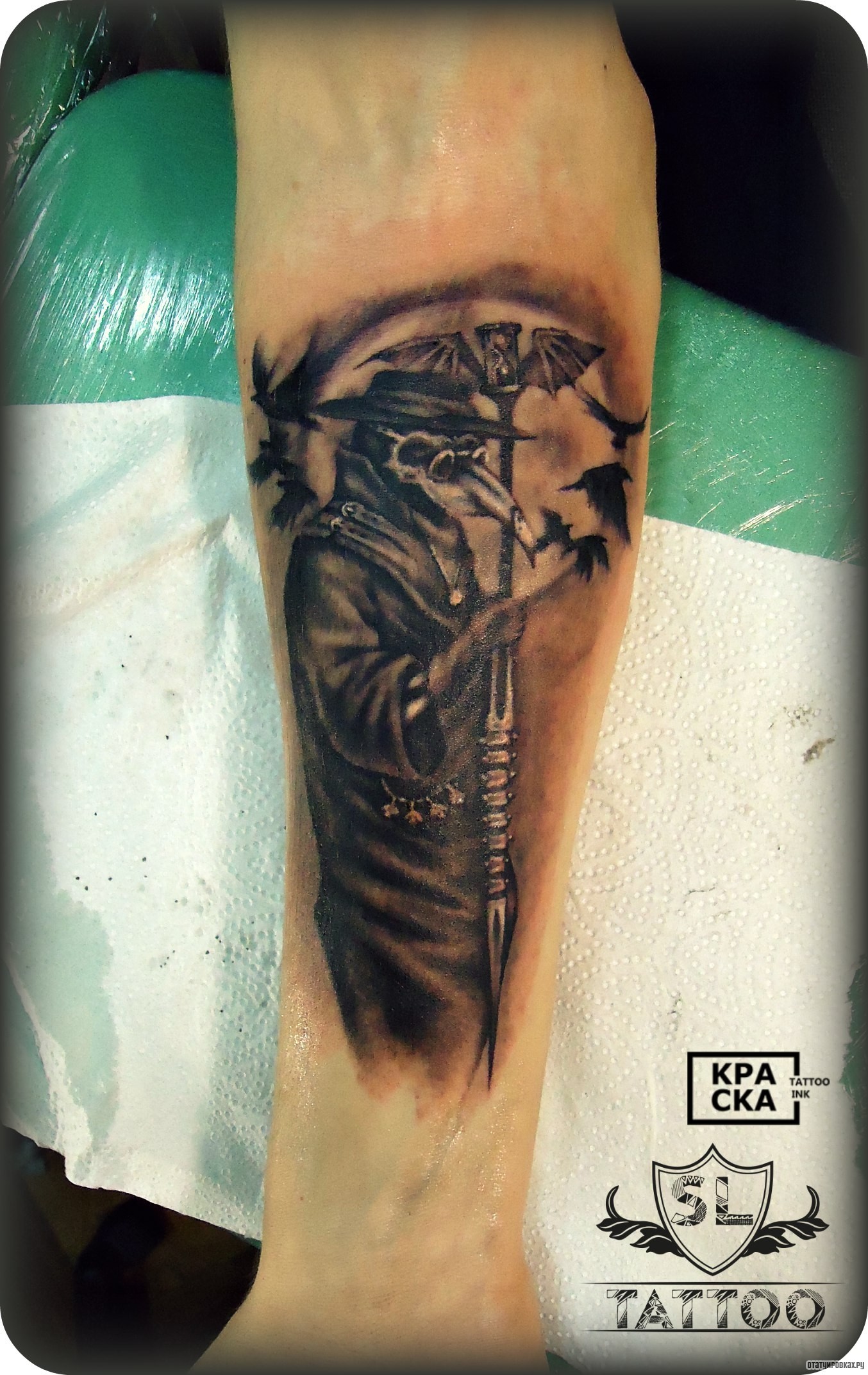 Фотография татуировки под названием «Ворон с посохом»