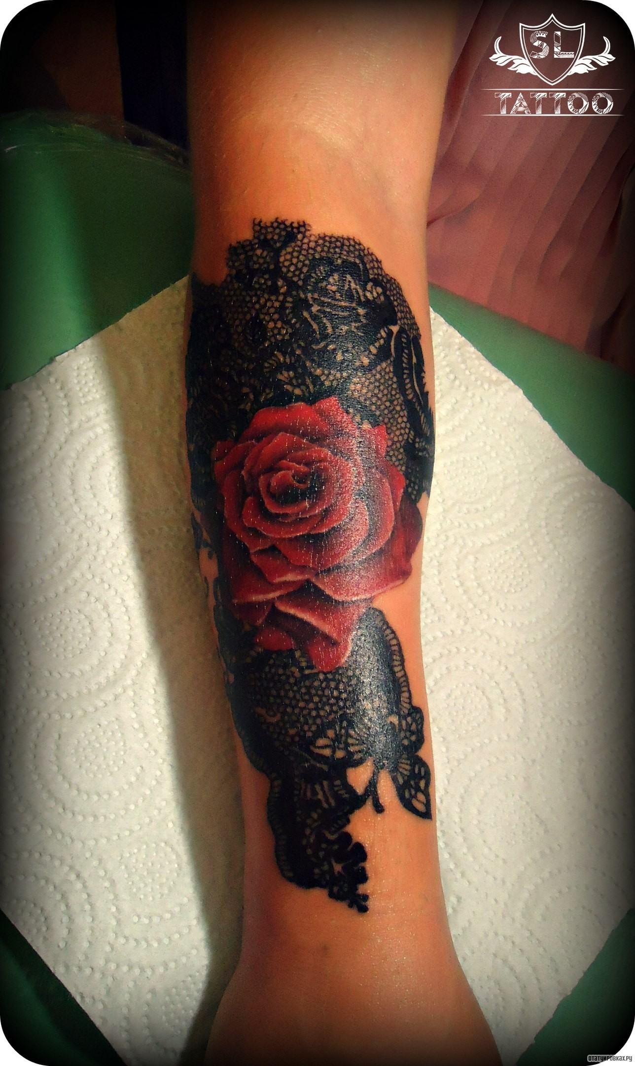 Фотография татуировки под названием «Роза и черный узор кружева»