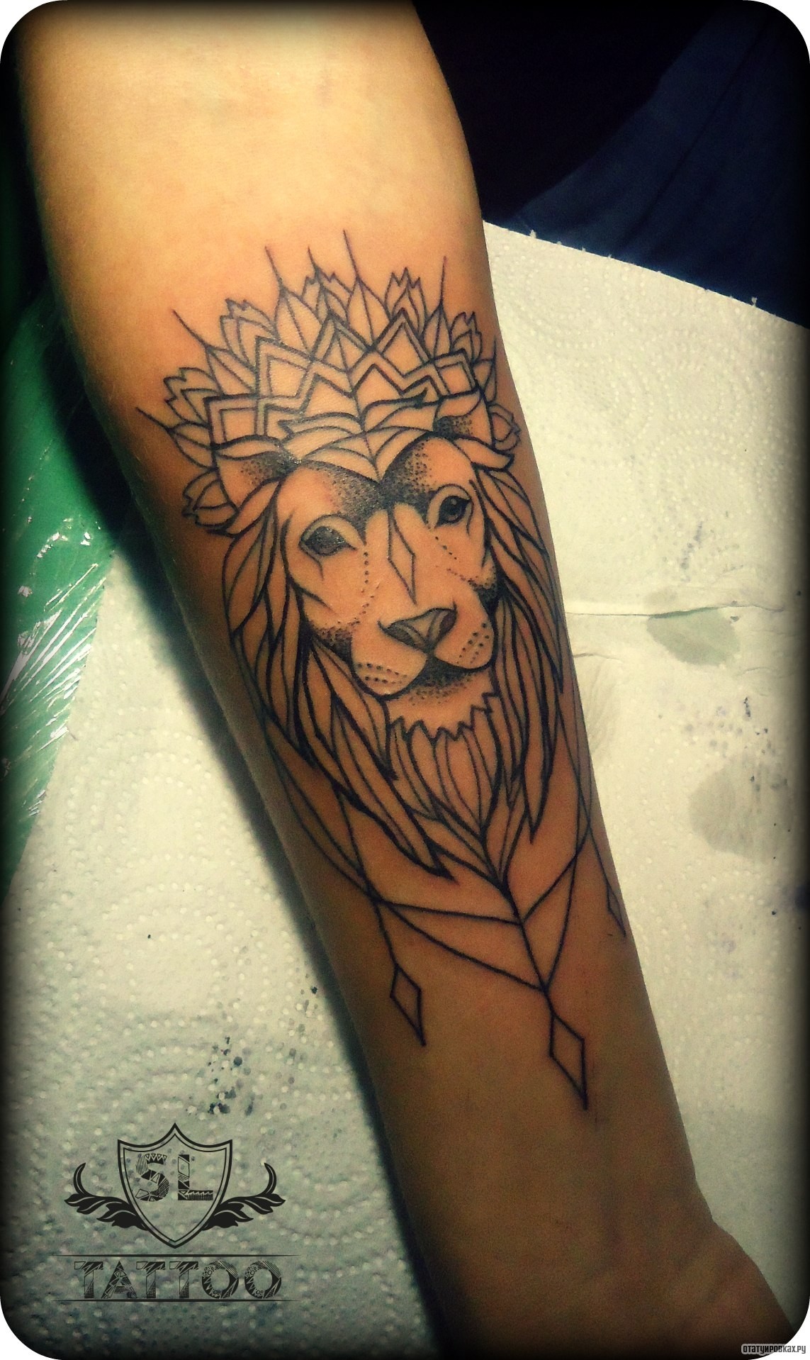 Фотография татуировки под названием «Лев и мандала»