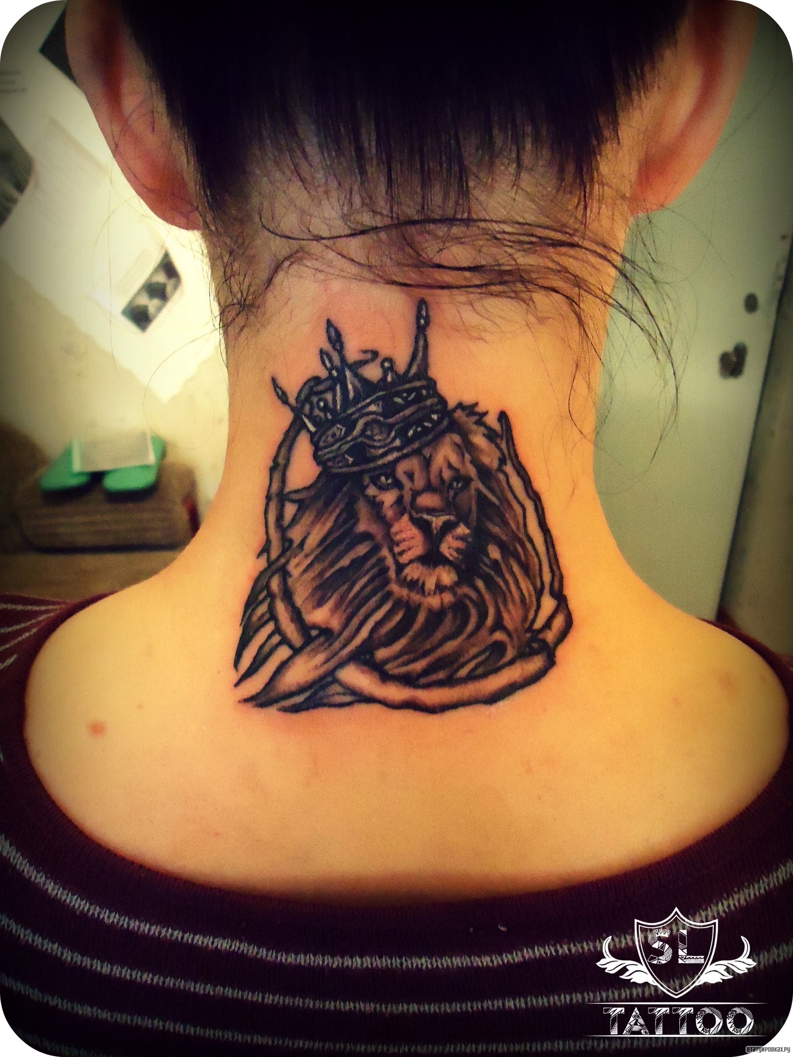 Фотография татуировки под названием «Лев в короне»