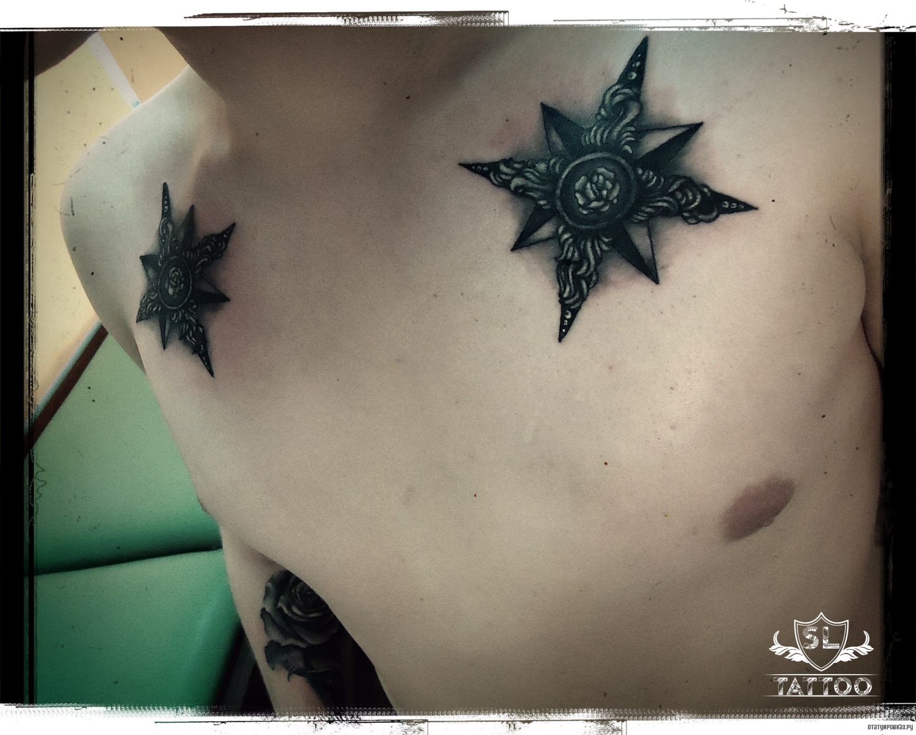 Фотография татуировки под названием «Звезда роза ветров»