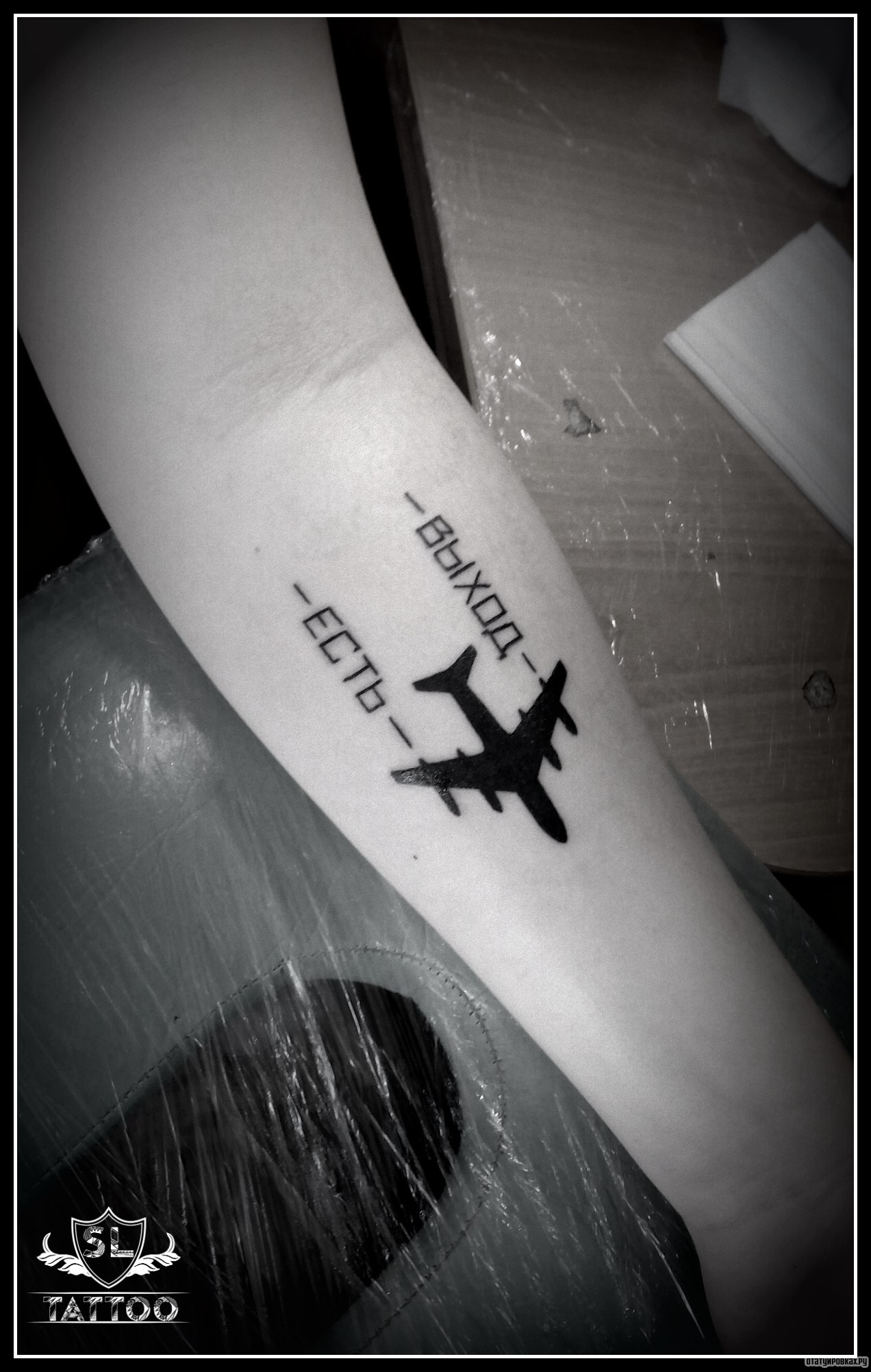Фотография татуировки под названием «Самолет и надпись есть выход»