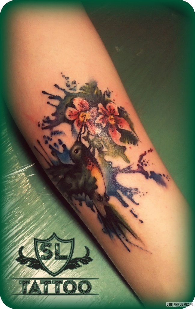 Фотография татуировки под названием «Колибри с кляксами»