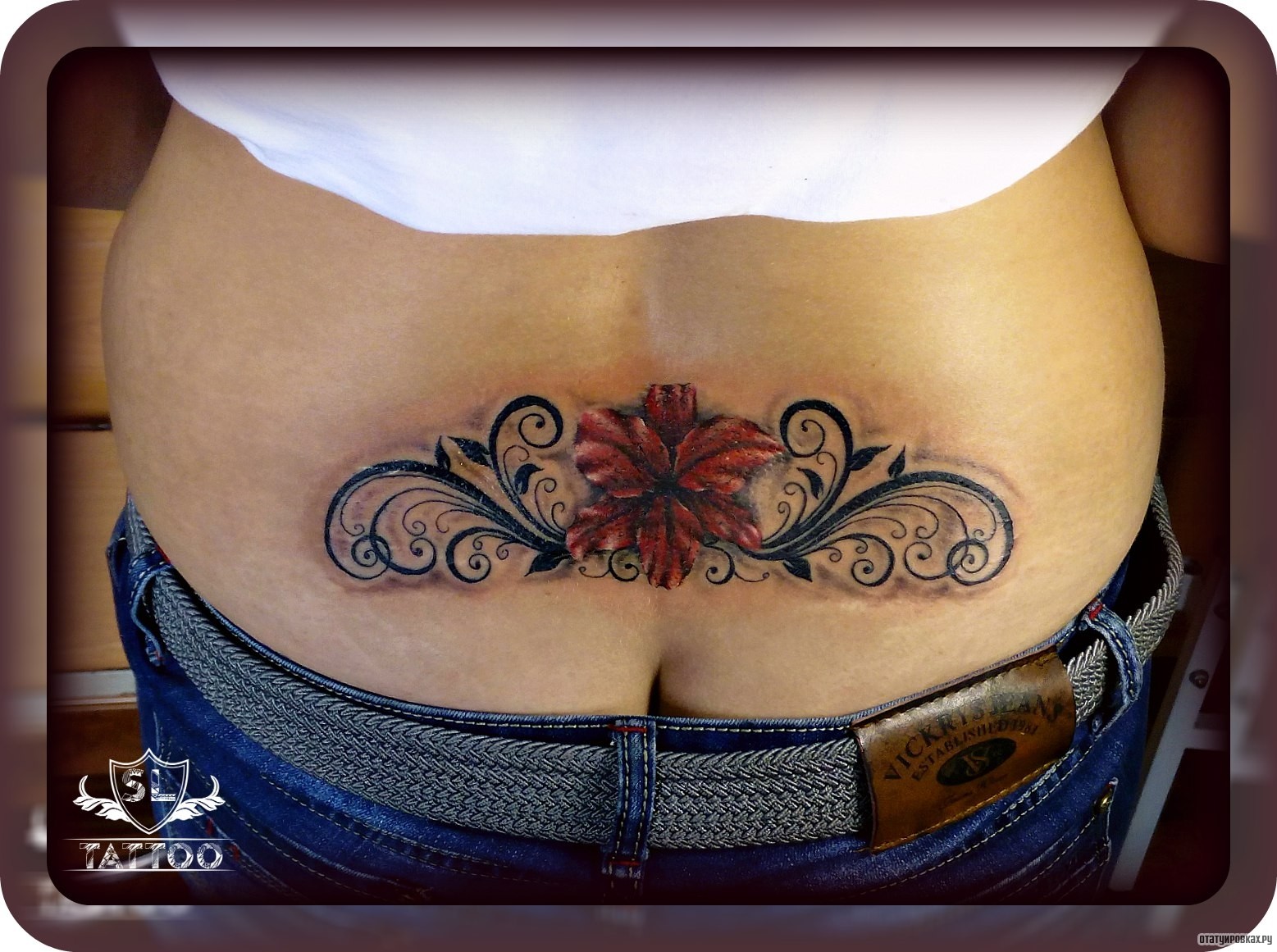 Фотография татуировки под названием «Лилия и узор на пояснице девушки»