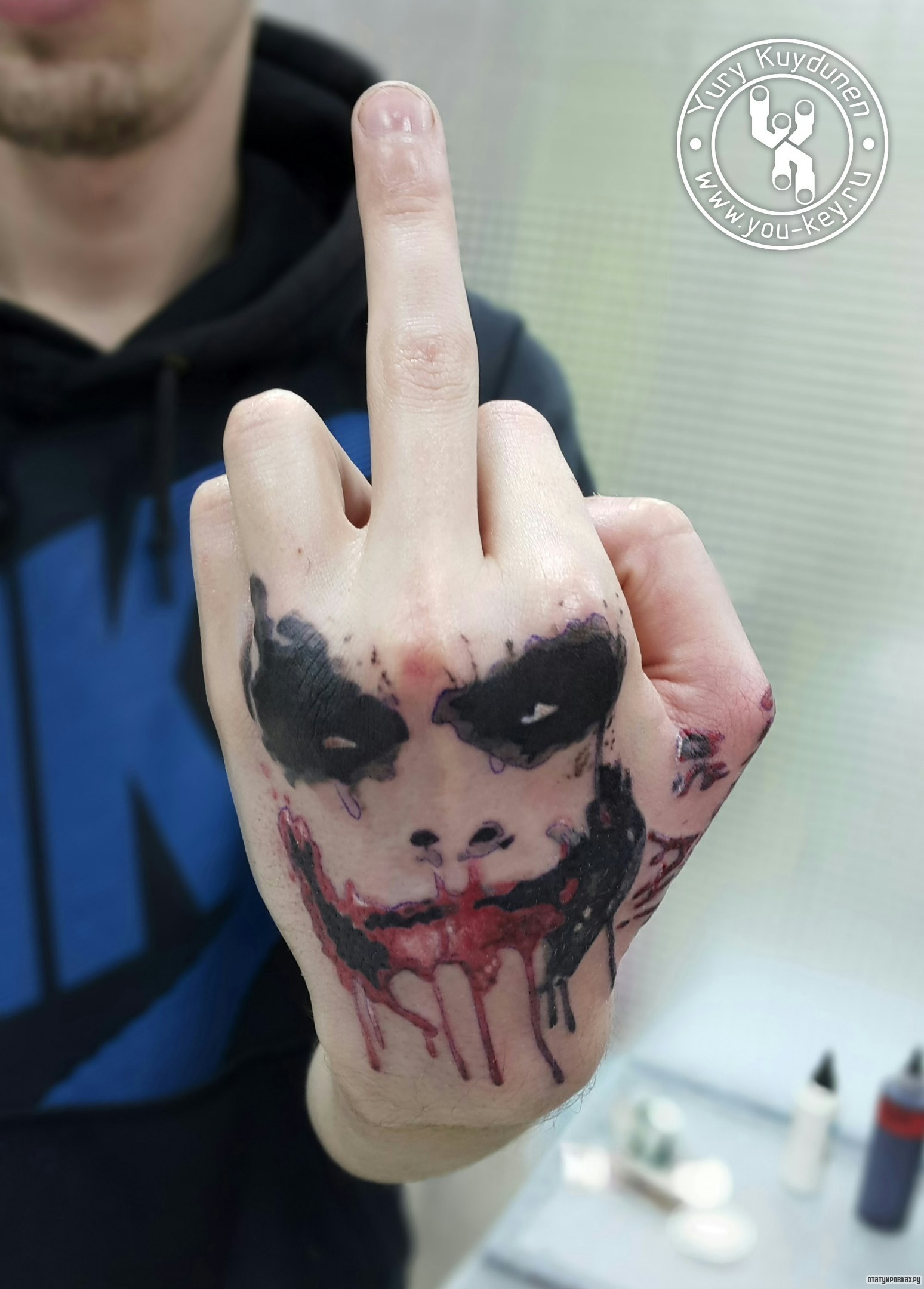 Фотография татуировки под названием «Глаза и рот клоуна»