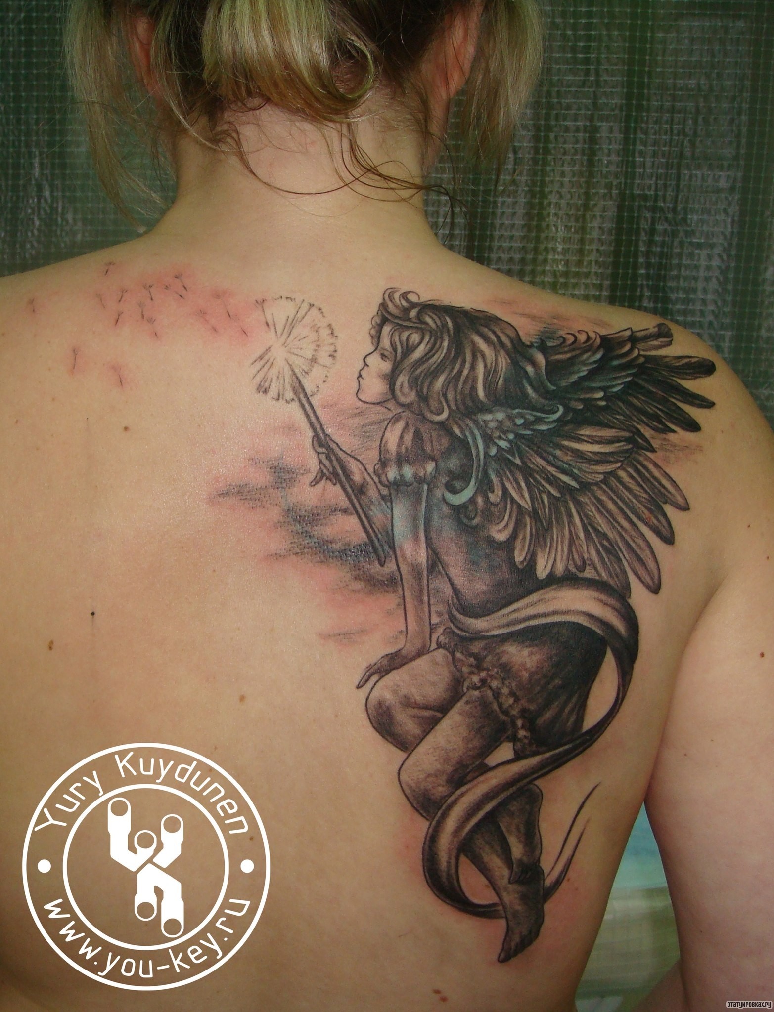 Фотография татуировки под названием «Девушка с крыльями и одуванчиком»