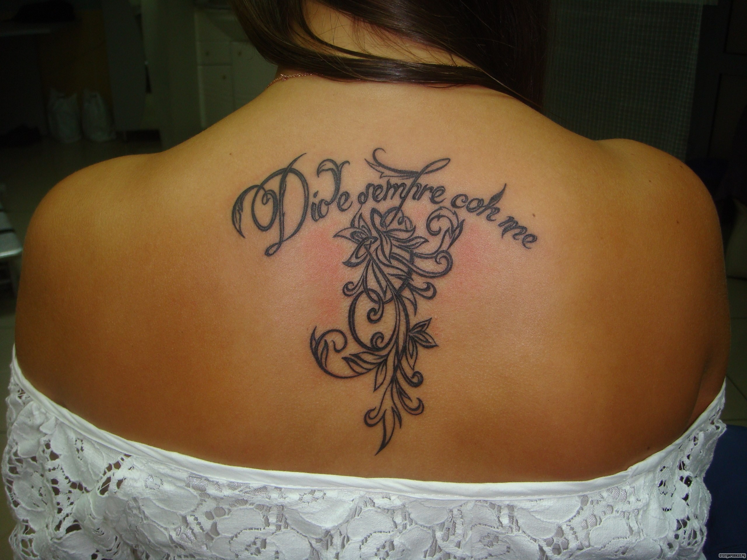 Фотография татуировки под названием «Надпись и узор с цветами»