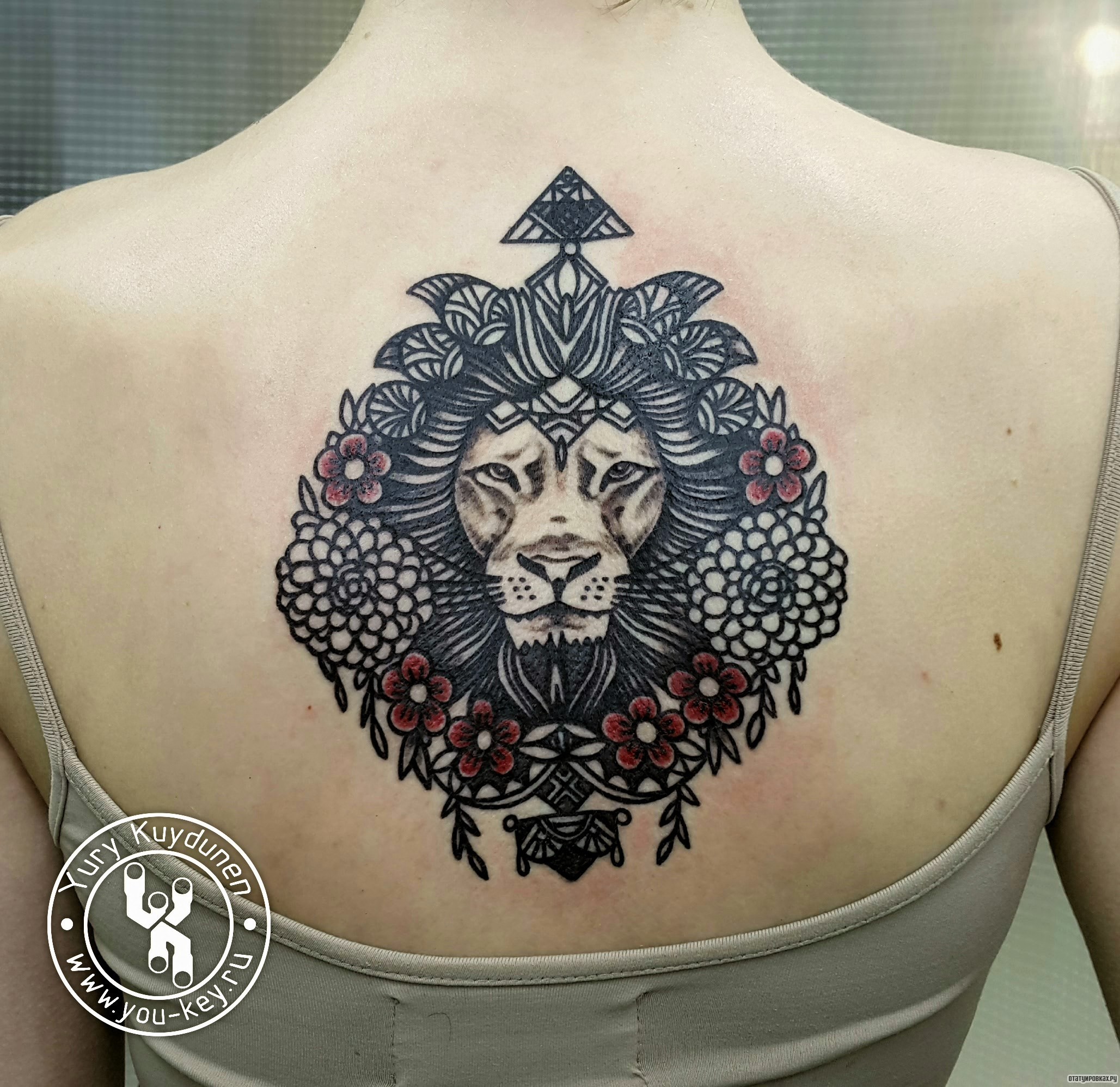 Фотография татуировки под названием «Лев в цветах»