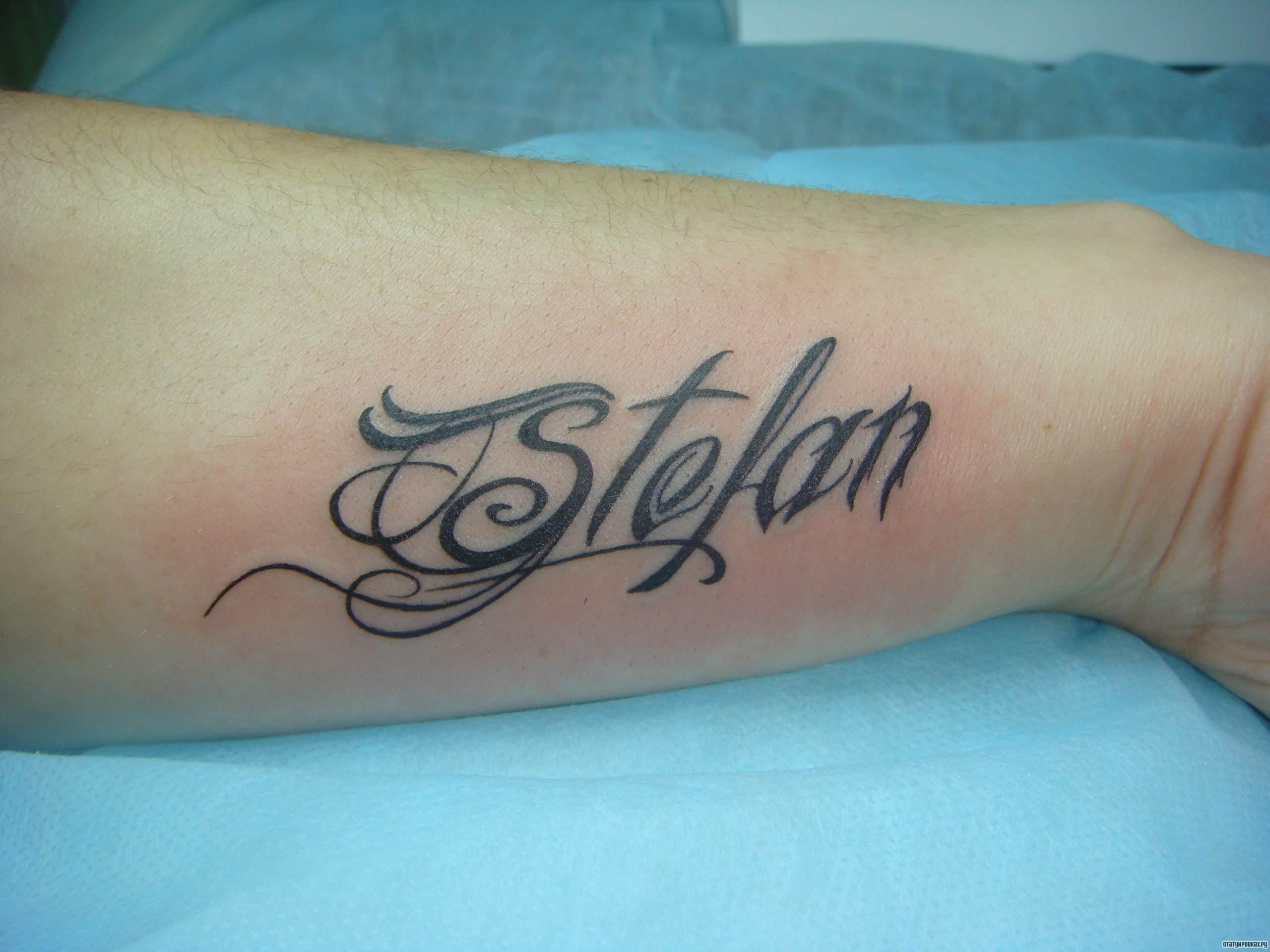Фотография татуировки под названием «Stelan надпись»
