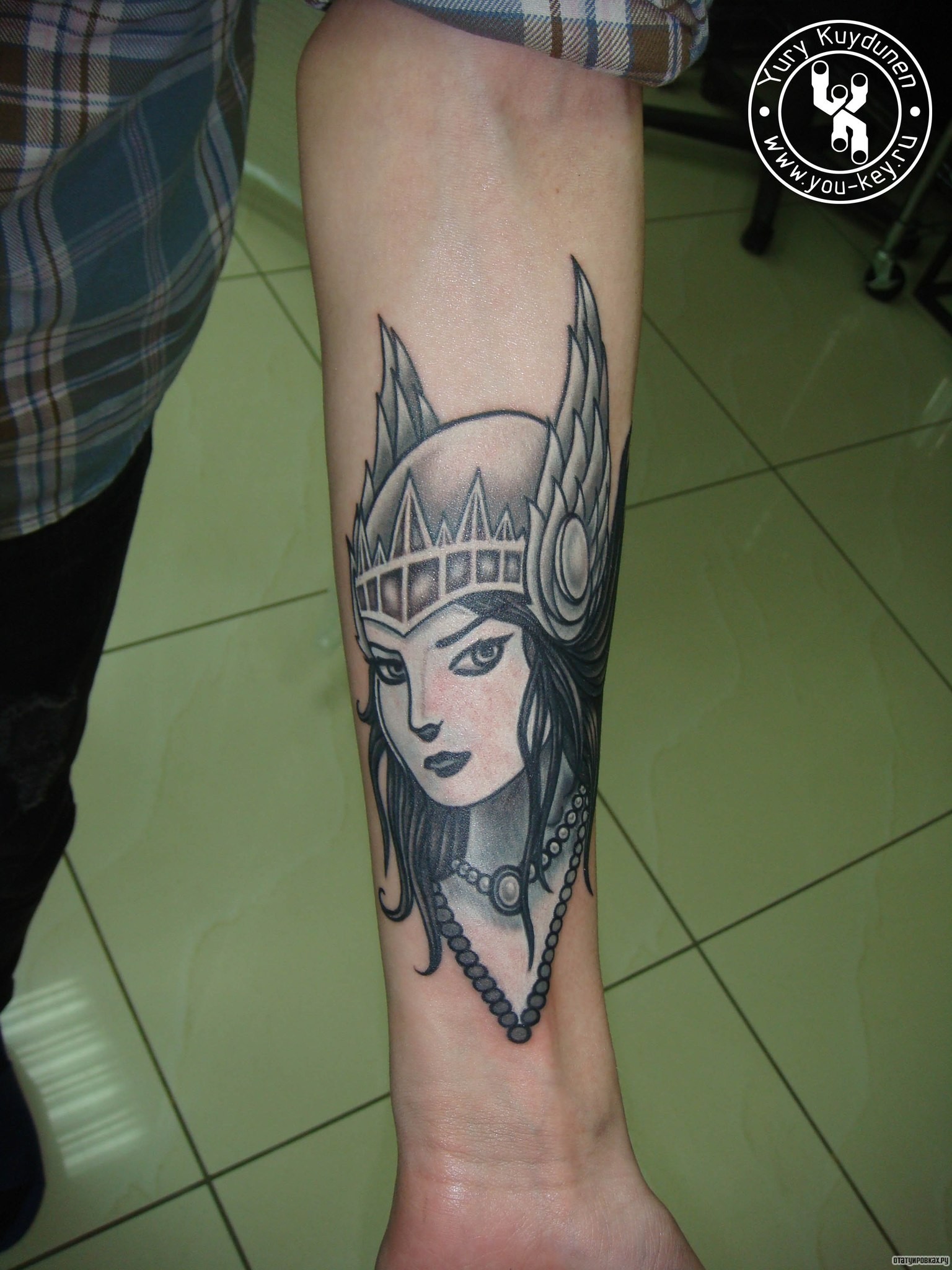 Фотография татуировки под названием «Девушка с крыльями на голове»