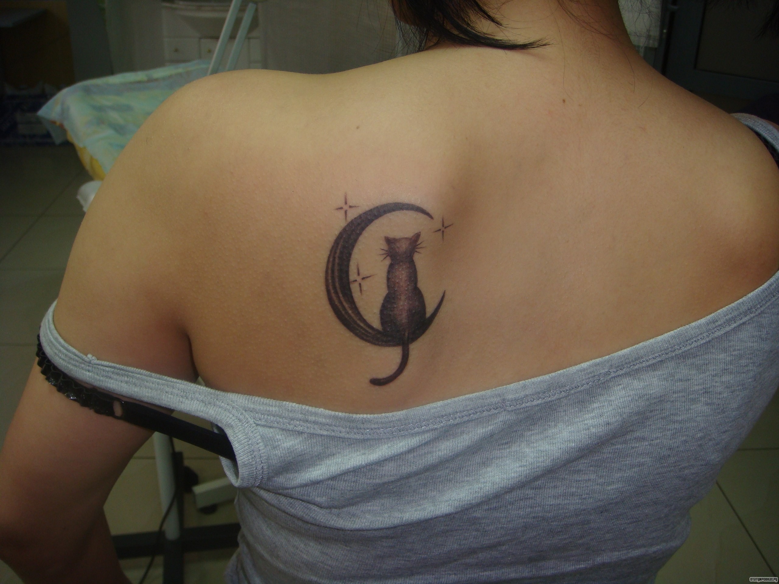 Фотография татуировки под названием «Кот на луне»