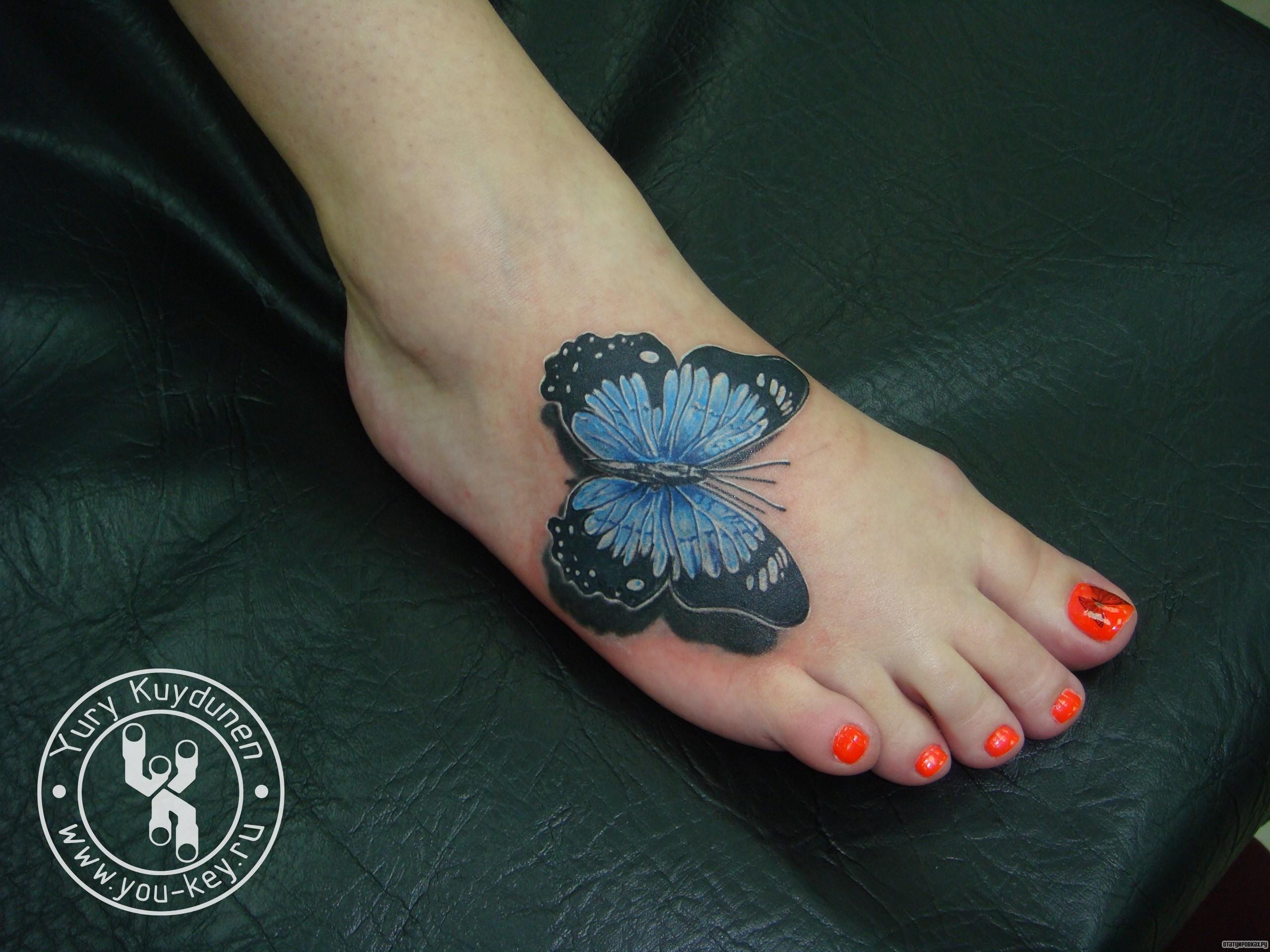 Фотография татуировки под названием «Бабочка черно-голубая»