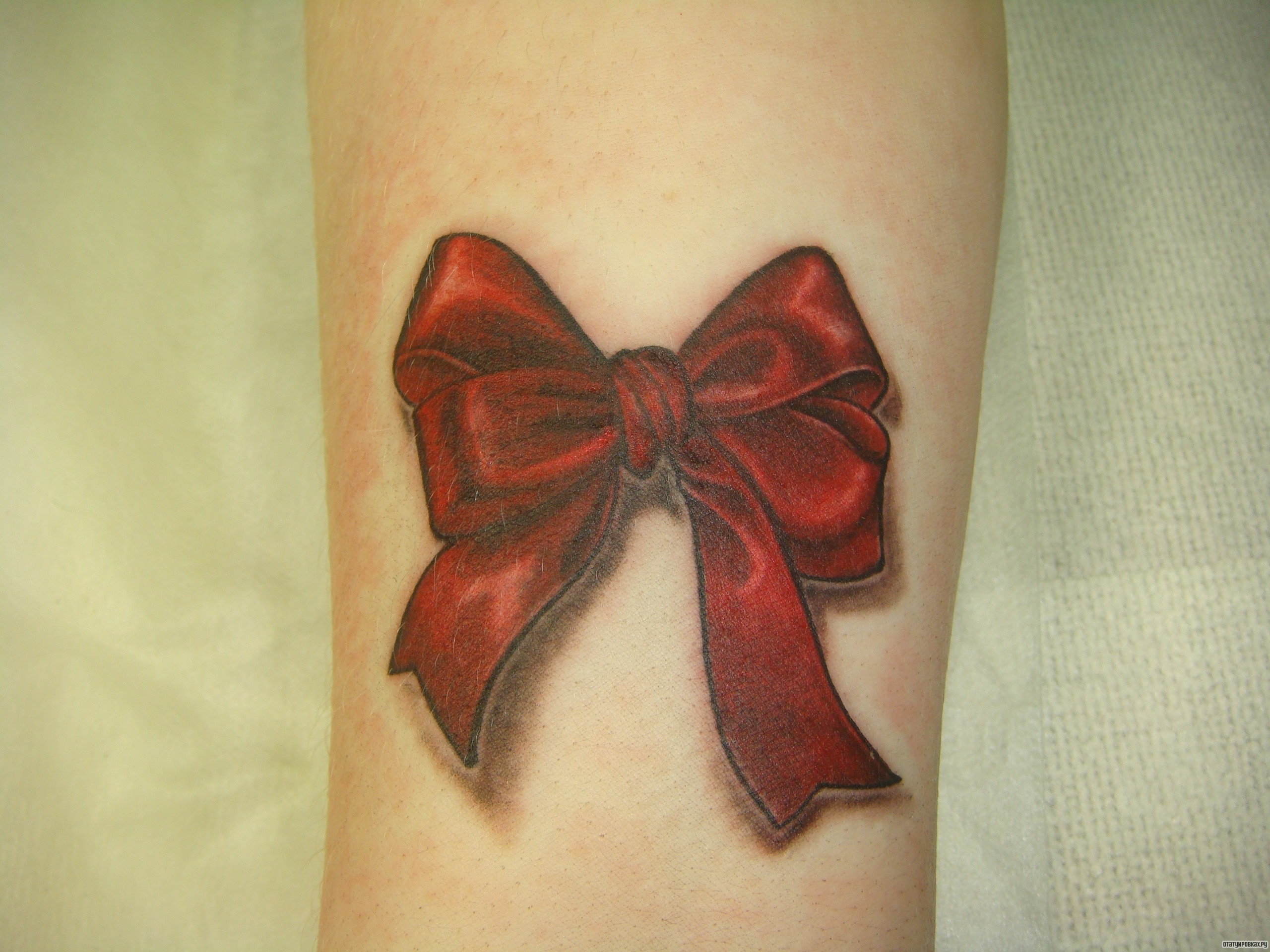 Фотография татуировки под названием «Красный бант»