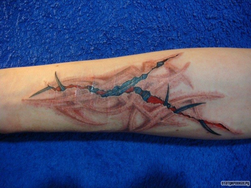 Фотография татуировки под названием «Трещина под рукой»