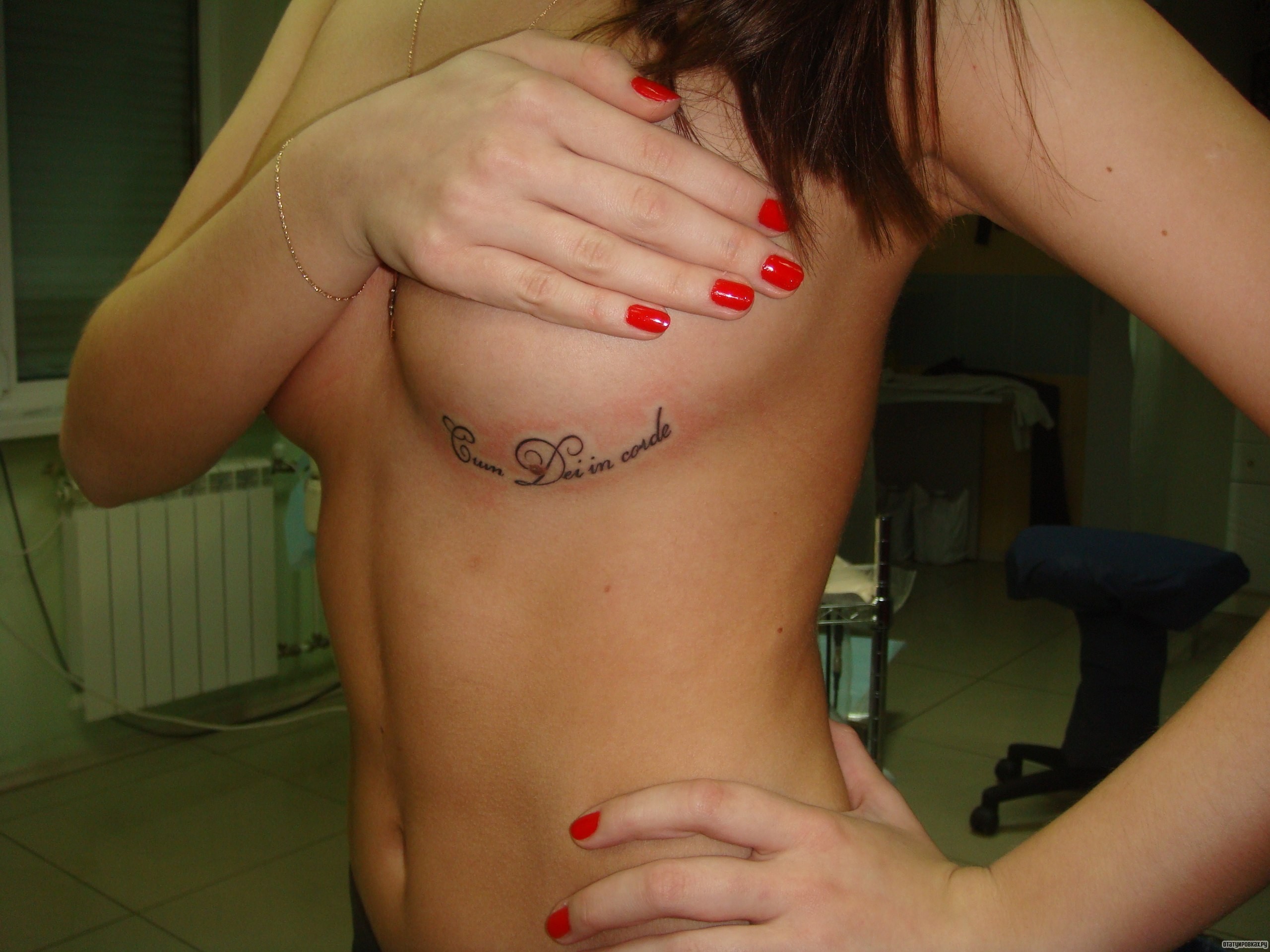 Фотография татуировки под названием «Надпись под грудью»