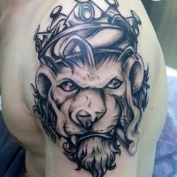 Тату лев в короне
