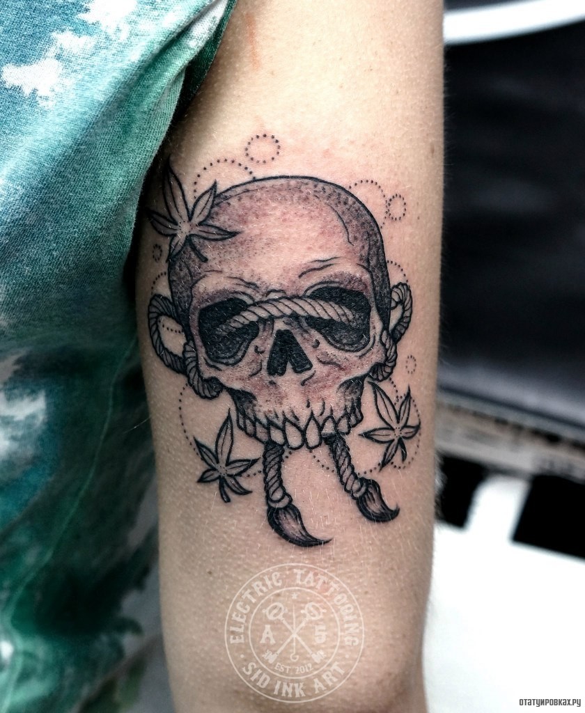 Фотография татуировки под названием «Череп с веревкой»