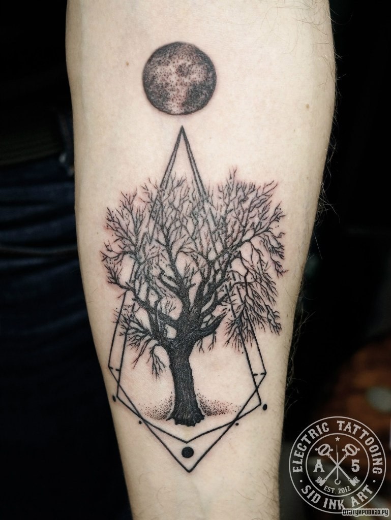 Фотография татуировки под названием «Дерево в фигурах геометрических и луна»