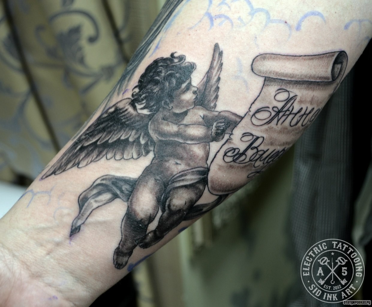 Фотография татуировки под названием «Ангел с надписью»
