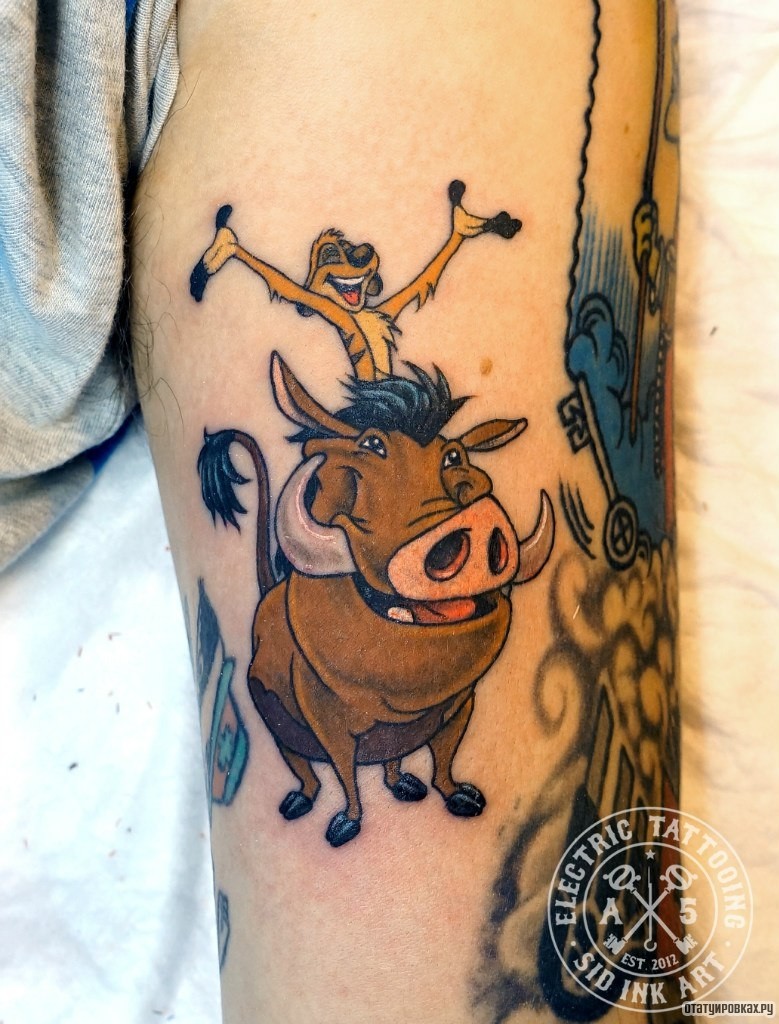 Фотография татуировки под названием «Тимон и пумба мультяшная»