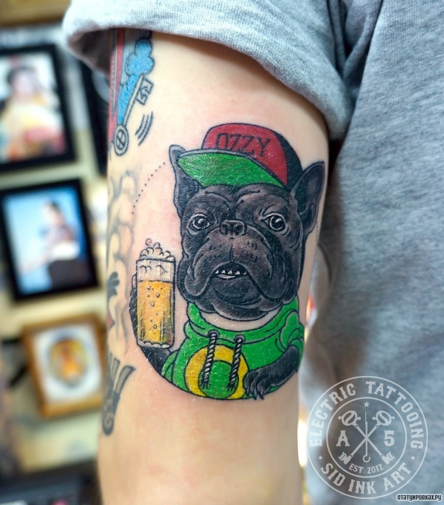 Фотография татуировки под названием «Собака с пивом»