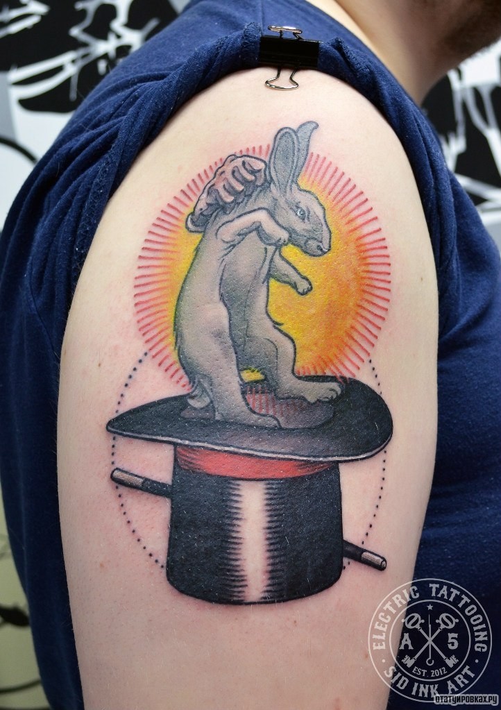 Фотография татуировки под названием «Заяц из волшебной шапки»