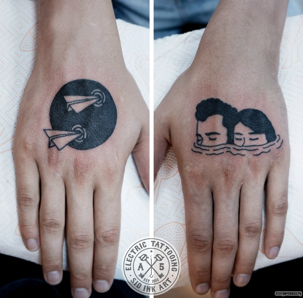 Фотография татуировки под названием «Два самолетика, две тонущие головы»