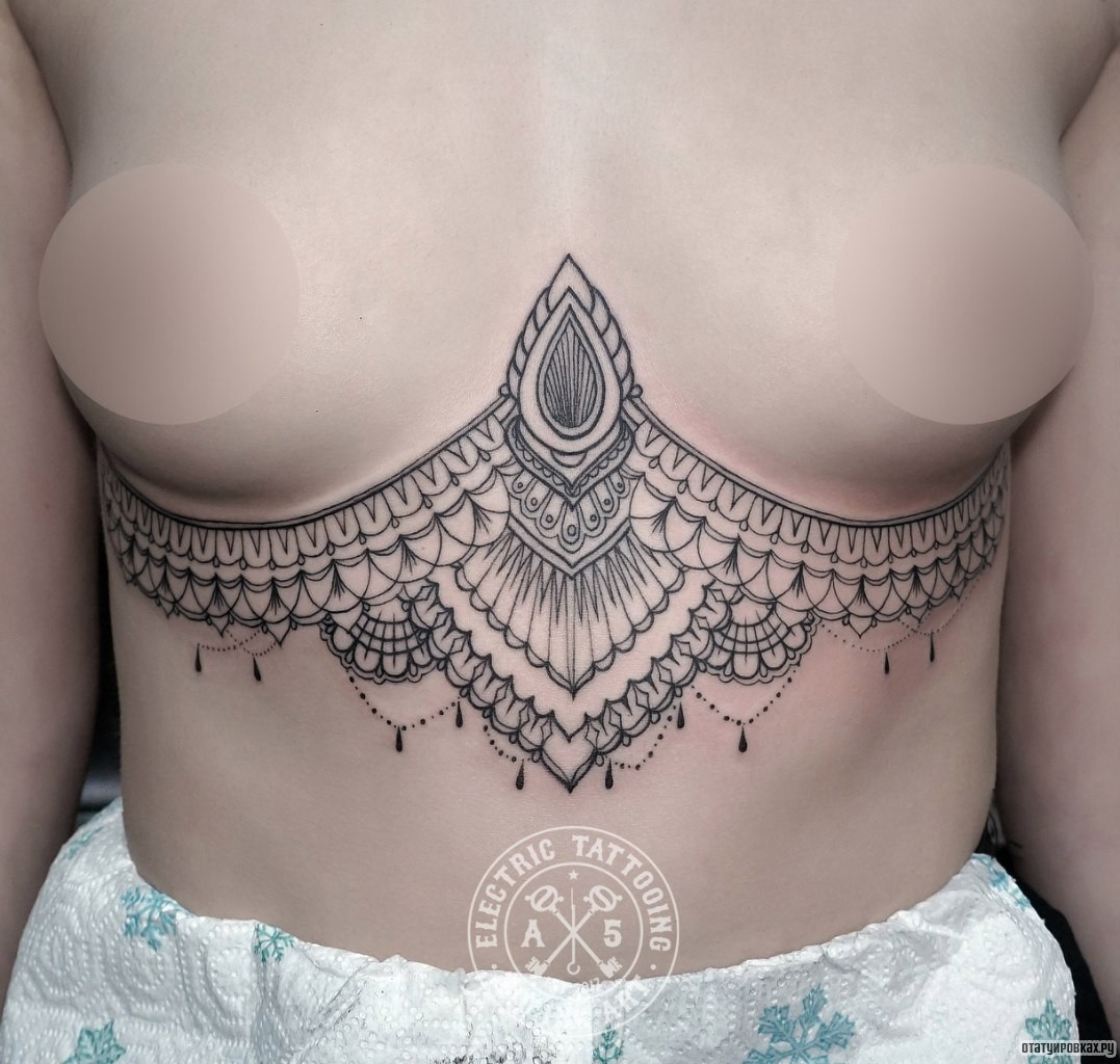 Фотография татуировки под названием «Украшение под грудями»