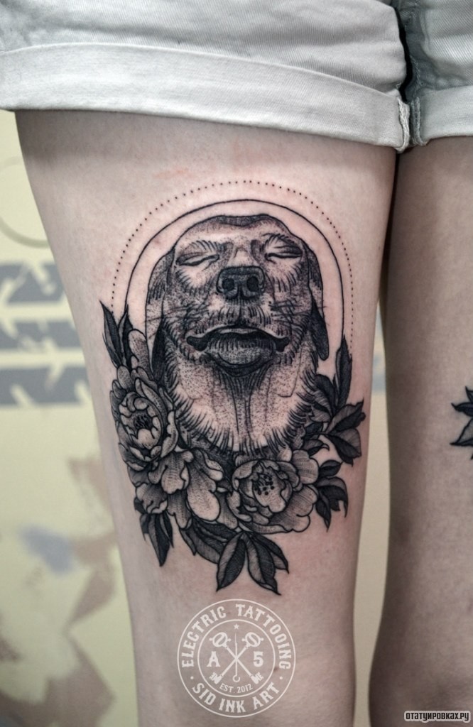 Фотография татуировки под названием «Собака и цветы»