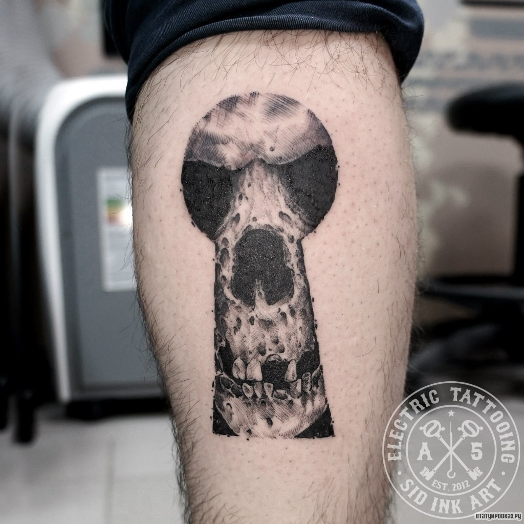 Фотография татуировки под названием «Замочная скважина с черепом»